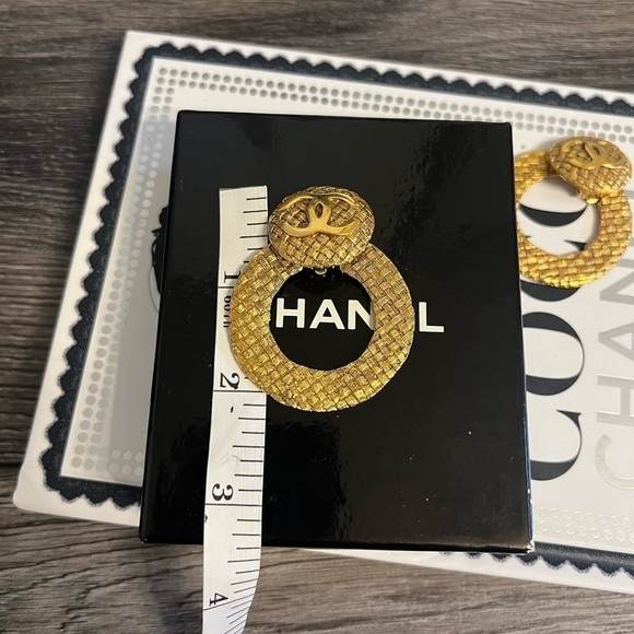 CHANEL Vintage Gold CC Logo Textured Hoop Clip On Earrings - Picture 7 of 10